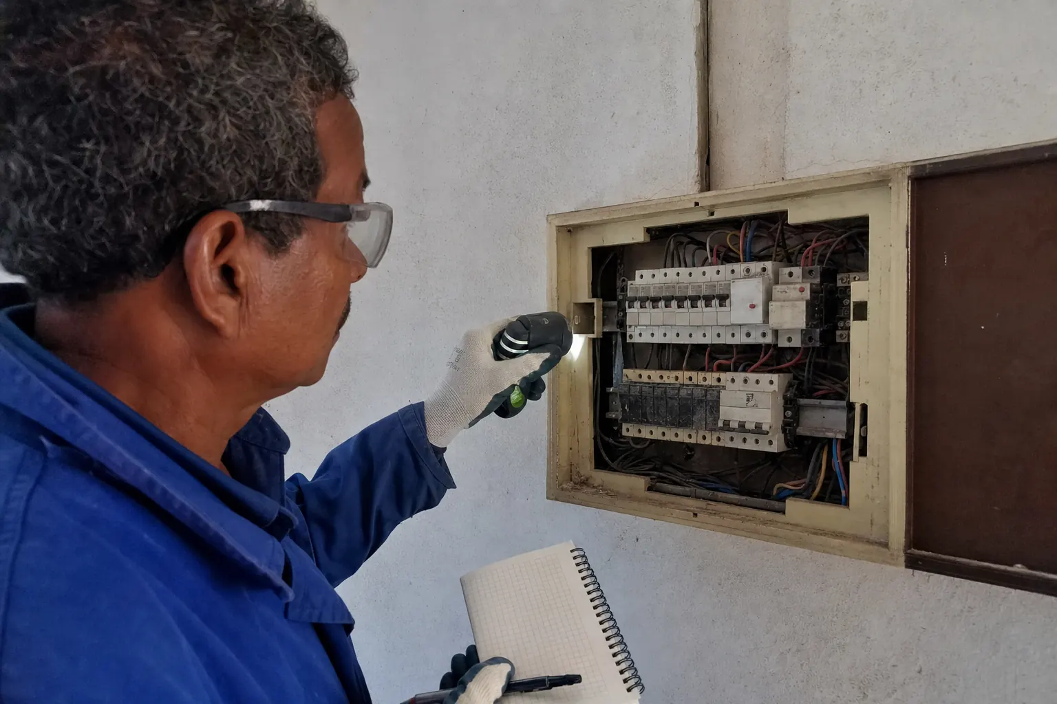 Tableau électrique résidentiel ouvert pour contrôle par un artisan équipé.