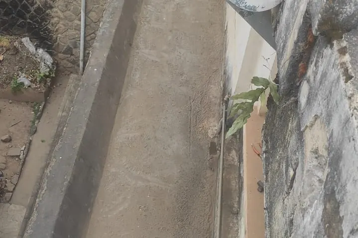 Chéneau en béton fissuré et encrassé avant travaux d’étanchéité.