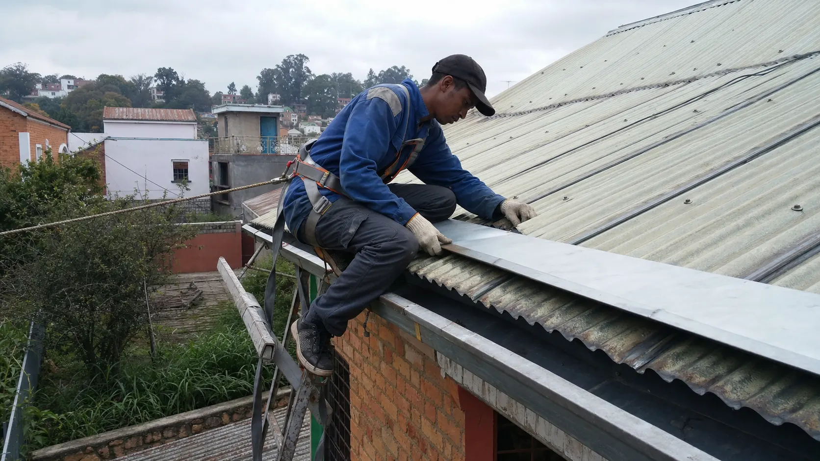 Inspection d’une toiture résidentielle dans les Hautes Terres malgaches.