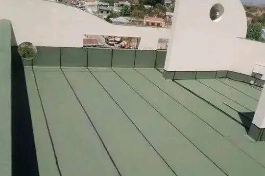 Relevés d’étanchéité sur acrotère et angles d’une toiture-terrasse.