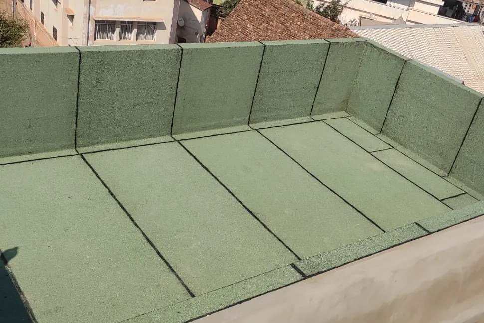 Toiture-terrasse terminée avec membrane d’étanchéité verte.