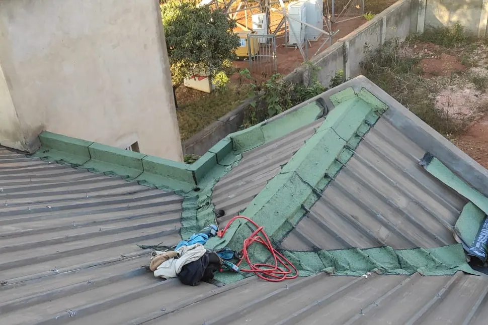Noue et raccords de toiture traités par bandes de membrane.