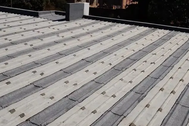 Bandes de membrane soudées sur les jonctions d’une toiture en tôle.