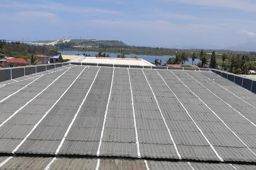 Grande toiture en tôle entièrement recouverte de membrane d’étanchéité.
