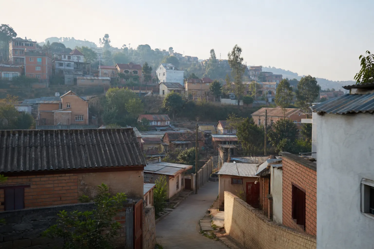 Habitat des Hautes Terres malgaches avec maisons en brique et toitures locales.